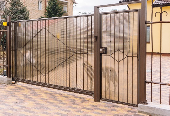 Купить ворота из профлиста с элементами ковки, с металлическими столбами в рамке или под дерево в Удомле от 156960 руб